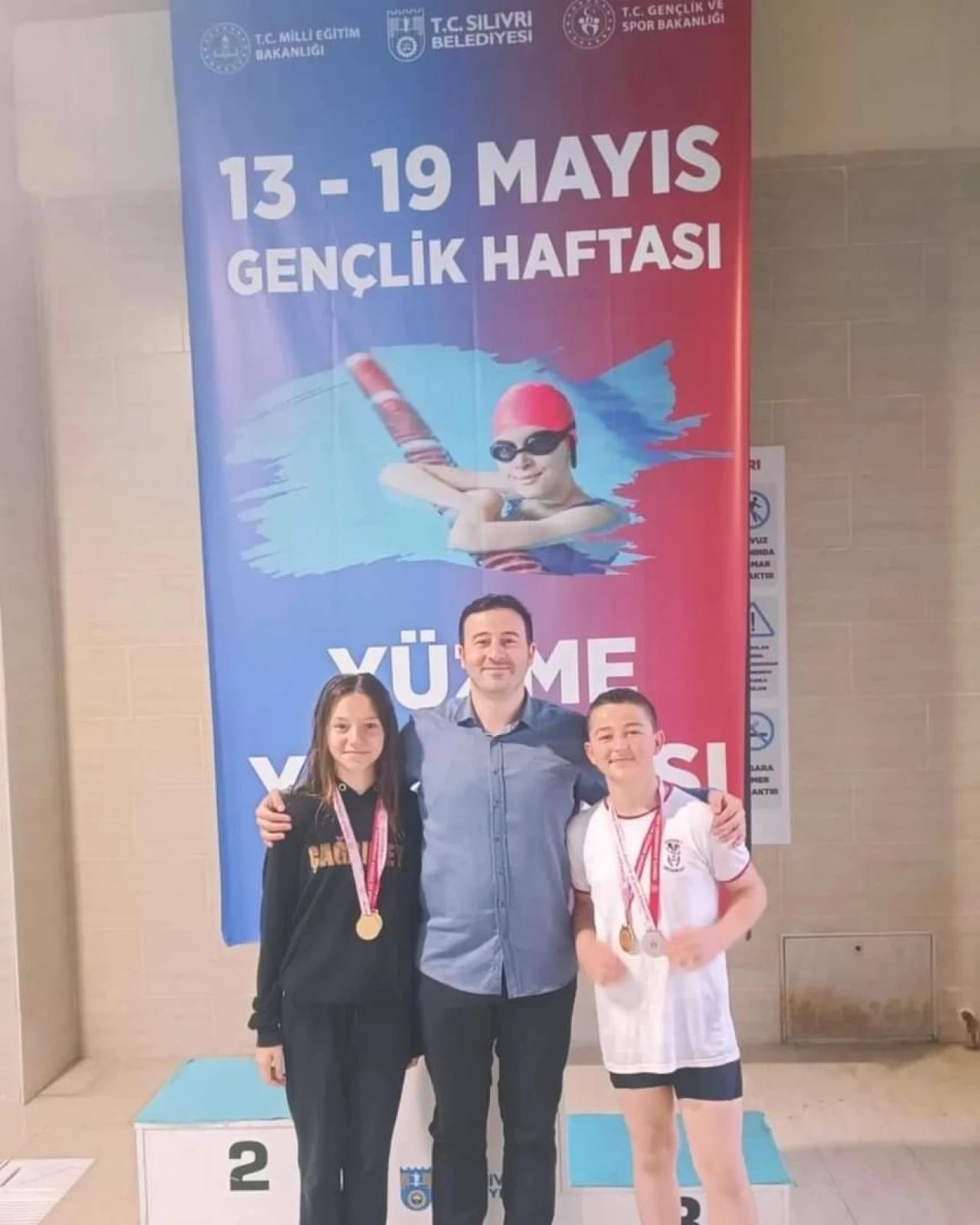 Çağrıbey Ortaokulu öğrencileri Silivri'de Gençlik Haftası yüzme müsabakalarında fark yarattı!