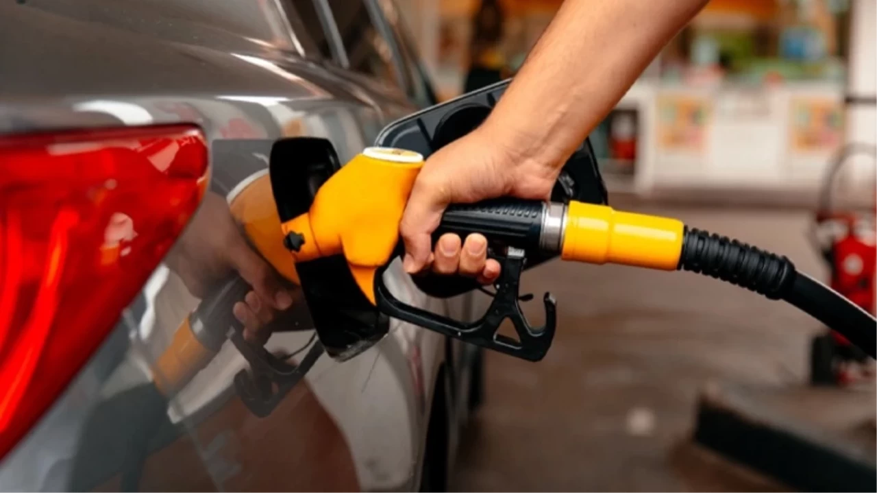 Benzine 1 lira 37 kuruş, motorine ise 1 lira 24 kuruş indirim yapıldı.