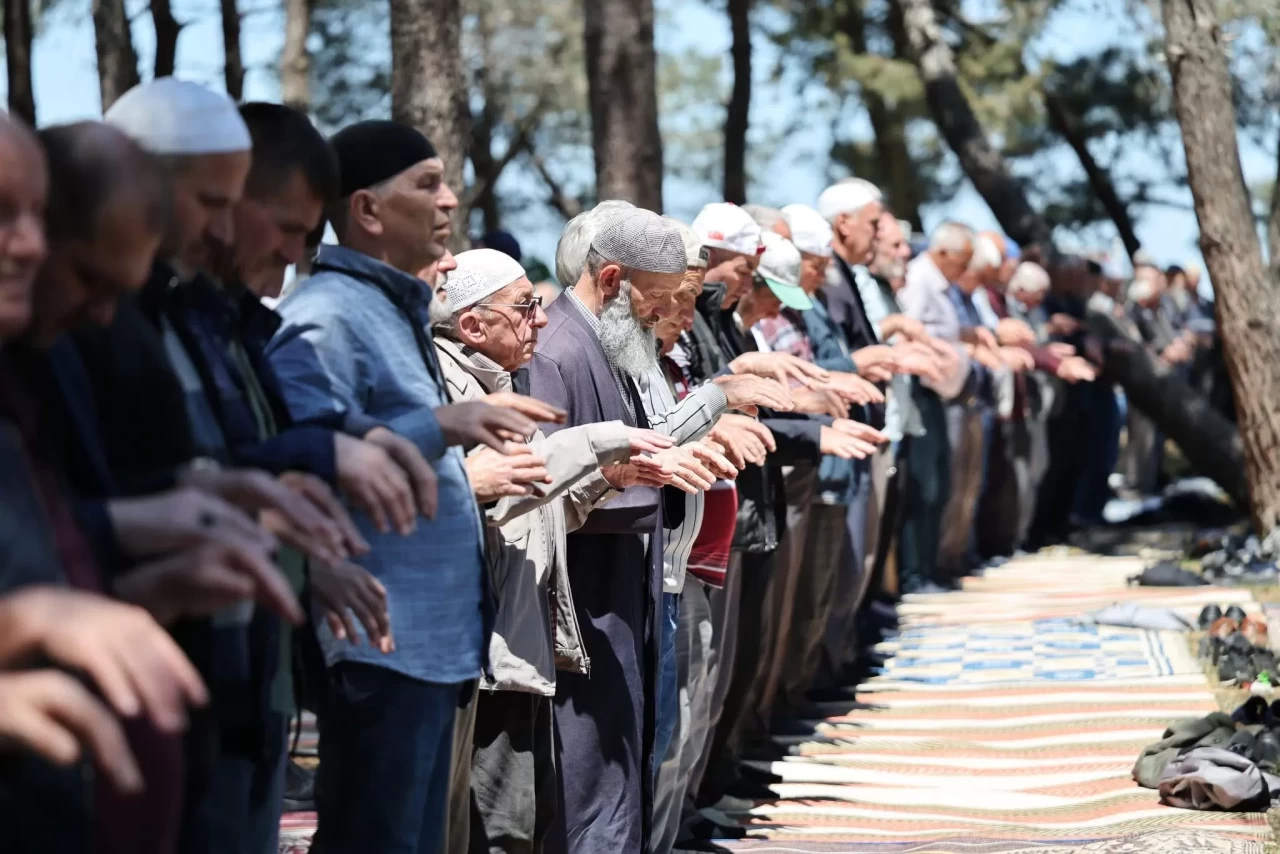 ‘Sofralarımıza bolluk, toprağımıza rahmet diledik’