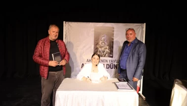 Ali Şahin’den genç yazar Ahu Özenen Yavuz’a destek