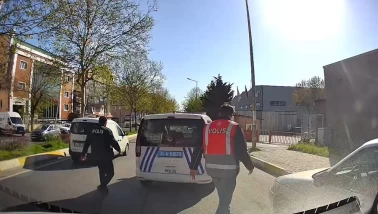 Trafikte araç sürücüsüyle tartışan polis memuru görevden uzaklaştırıldı