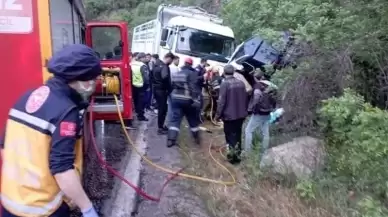 Şerit ihlali yapan kamyon 2 aracı biçti, anne ve oğlu can verdi