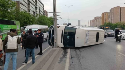 Beylikdüzü E-5’te işçi servisi devrildi: 13 yaralı