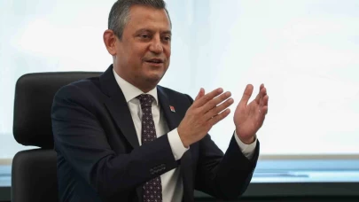 CHP lideri Özel: “Siyasetçilerin el sıkışmadığı dönemlerin sonu demokrasi için felaket olmuştur”