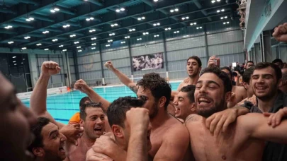 Galatasaray Taraftarlarını Sevince Boğdu, Süper Lig Zaferini Kutladı.