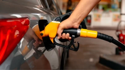 Benzine 1 lira 37 kuruş, motorine ise 1 lira 24 kuruş indirim yapıldı.