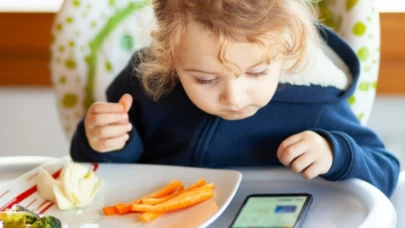 Uzmanların Uyarısı: 11 Yaş Altındaki Çocuklara Akıllı Telefon Vermemek Gerekiyor