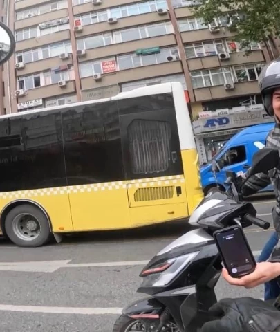 İstanbul’da trafikte kahkahaya boğan kaza: Motosikletine çarpan kişi annesi çıktı