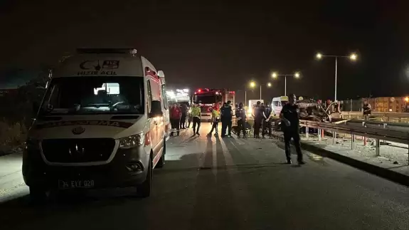 Silivri’de hafif ticari araç bariyere çarptı: 1 ölü, 1 yaralı