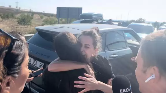 "Sosyal medya fenomeni Dilan Polat tutuksuz yargılanacak! Tahliyesi sonrası ablasına sarılarak duygusal anlar yaşadı."