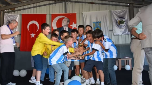 Sayalarspor’un Minik Yıldızları Şampiyonluğu Köyde Kutladı