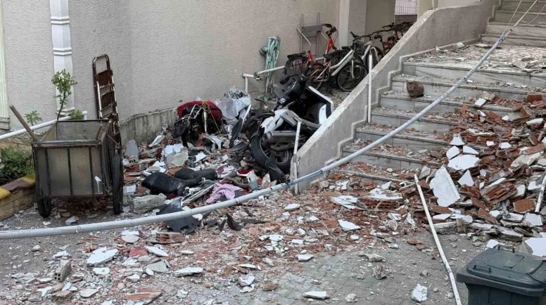 Kumburgaz’da bina duvarlarının yıkılma anı kamerada