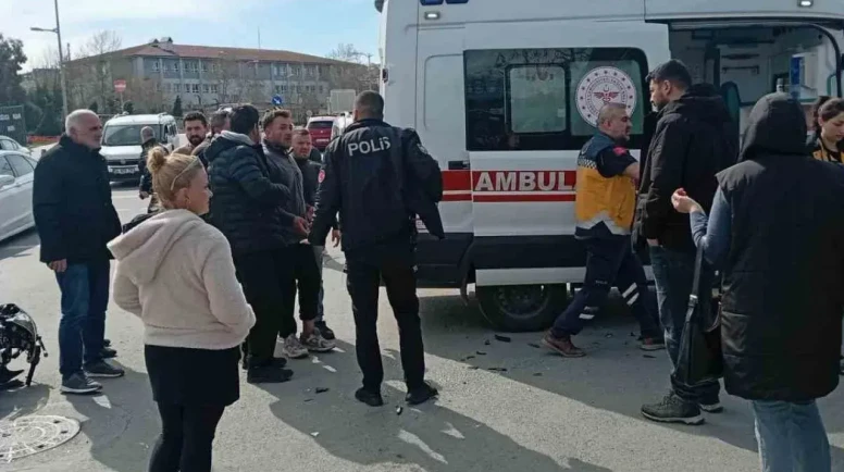 Silivri'de trafik ışıklarını ihlal ettiği iddia edilen otomobil sürücüsü, motosikletle çarpıştı.