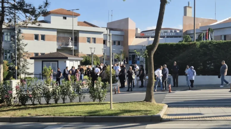 Silivri Cumhuriyet Başsavcılığı'nın yürüttüğü soruşturma kapsamında belediye işlemlerinde usulsüzlük iddiaları üzerine 17 kişi gözaltına alındı.