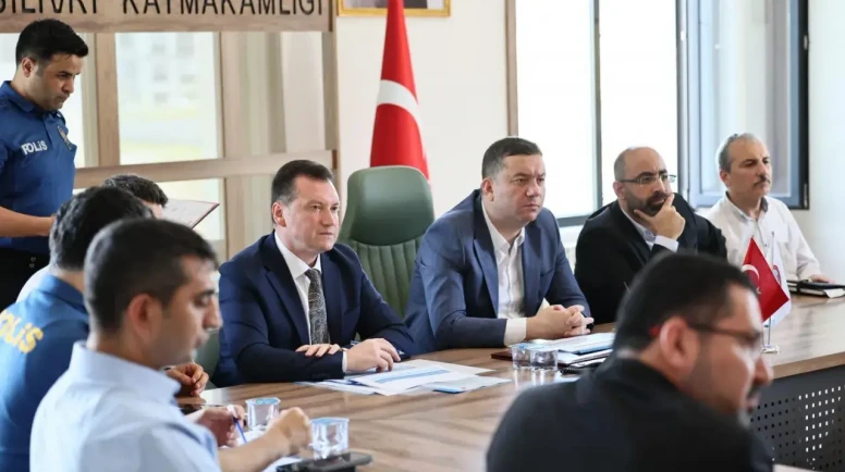 Silivri'de İl Afet Risk Azaltma Planı (İRAP) kapsamında düzenlenen toplantıda, afetlere karşı alınacak önlemler ve kurumlar arası koordinasyon süreçleri değerlendirildi.