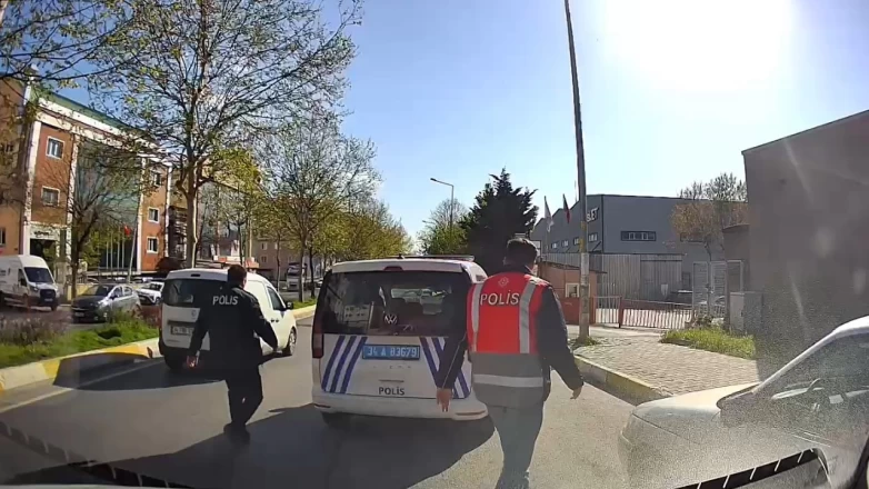 Trafikte araç sürücüsüyle tartışan polis memuru görevden uzaklaştırıldı