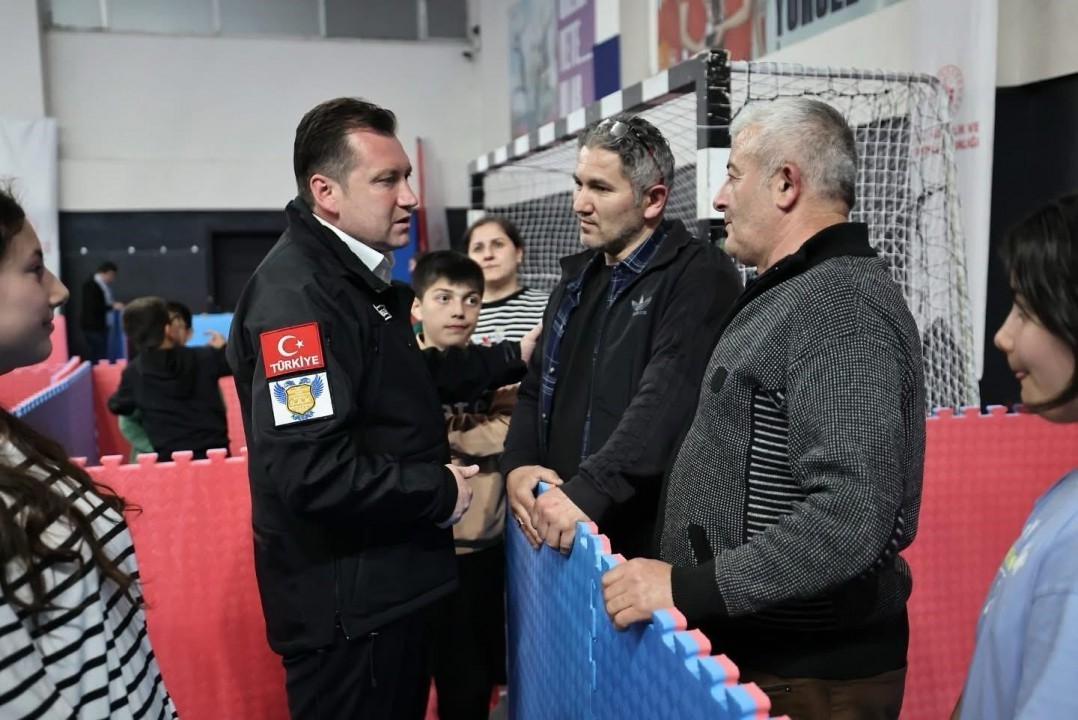 silivri-belediye-baskani-balcioglu-deprem-sonrasi-alibey-kapali-spor-salonunu-ziyaret-etti