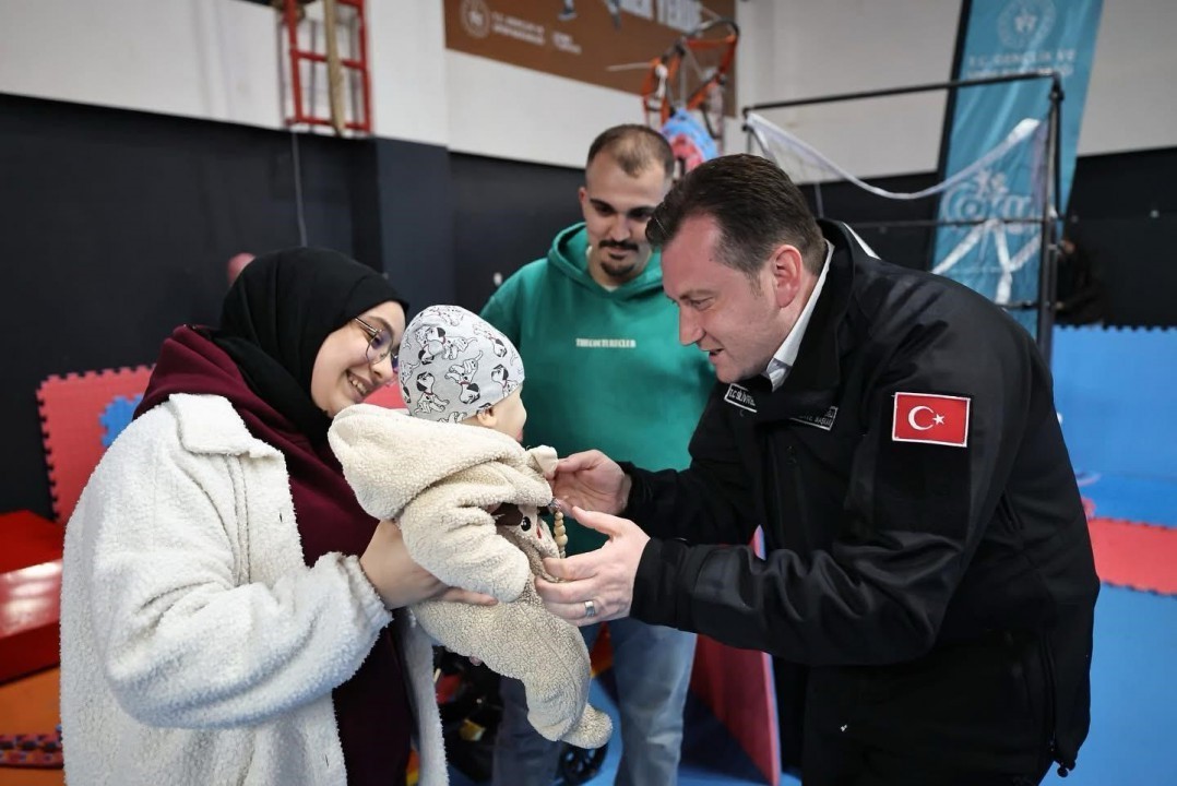 silivri-belediye-baskani-balcioglu-deprem-sonrasi-alibey-kapali-spor-salonunu-ziyaret-etti