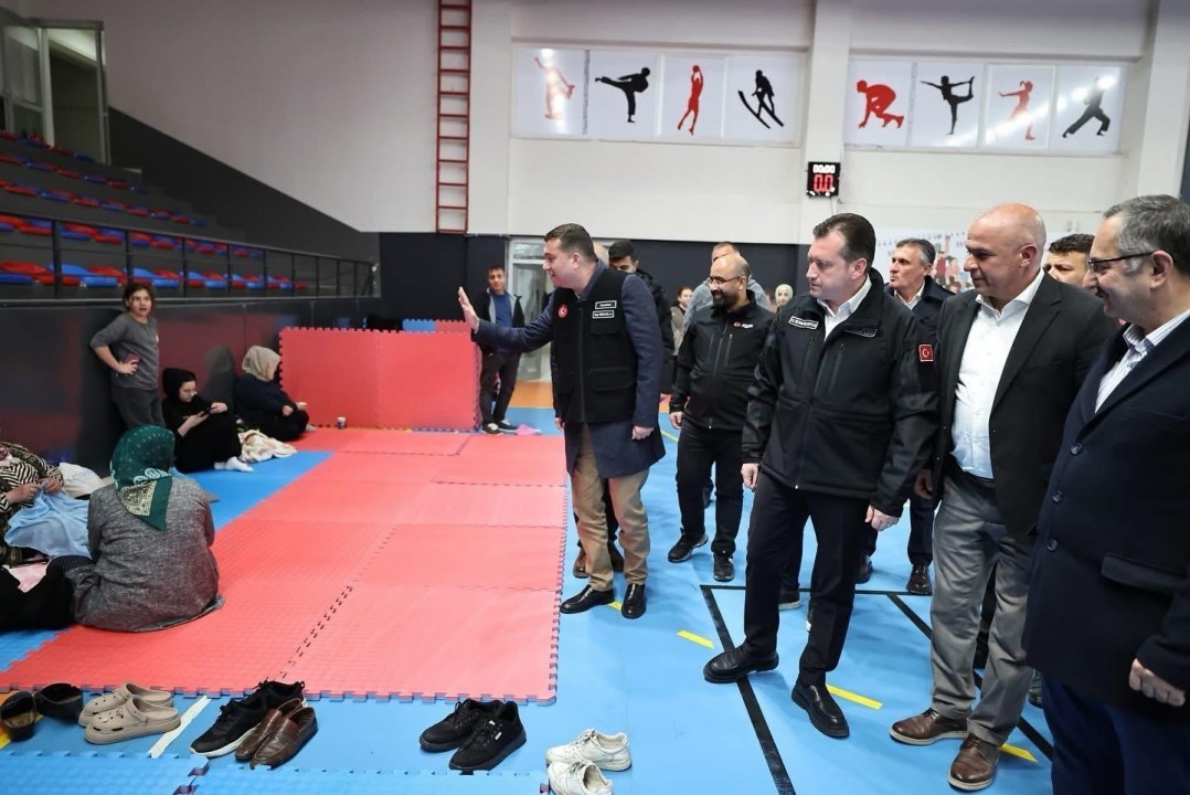 silivri-belediye-baskani-balcioglu-deprem-sonrasi-alibey-kapali-spor-salonunu-ziyaret-etti