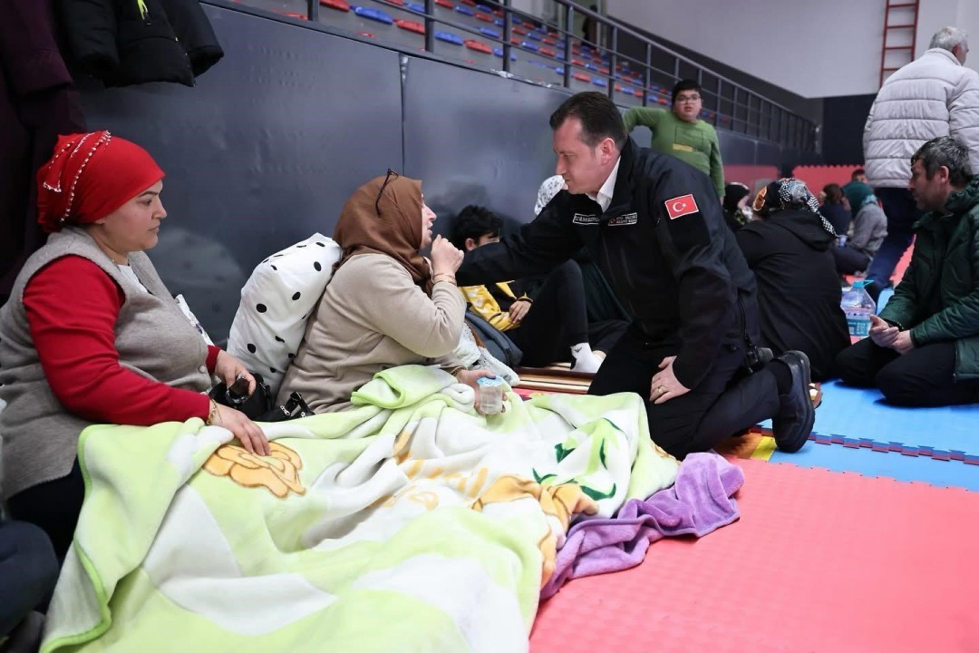silivri-belediye-baskani-balcioglu-deprem-sonrasi-alibey-kapali-spor-salonunu-ziyaret-etti